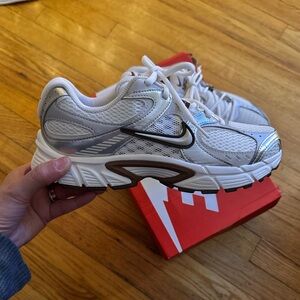 Nike V5 RNN Women's Sneakers. New with box.